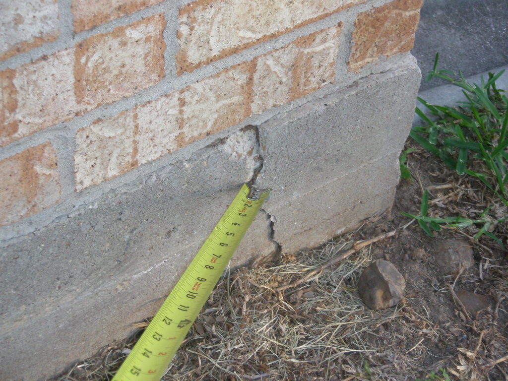 corner crack of a foundation